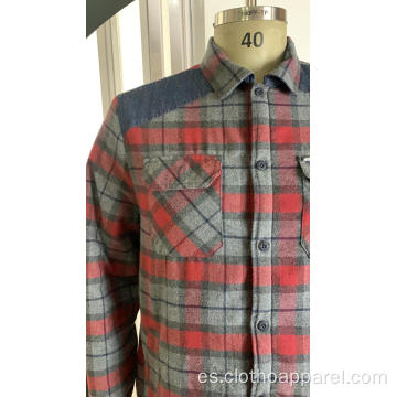 Camisa de hombre en algodón con doble bolsillo a cuadros rojos y grises